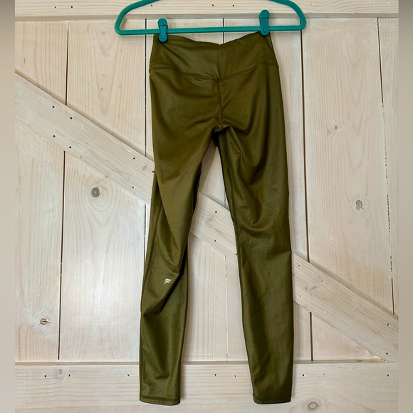 Fabletics Motion365 High-Waisted Legging XS/Short | 25 Color Dark Moss Shine - Picture 3 of 6